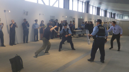 不審乗客対応訓練の模様