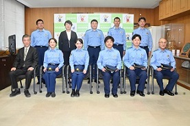 一日警察署長の記念写真の画像