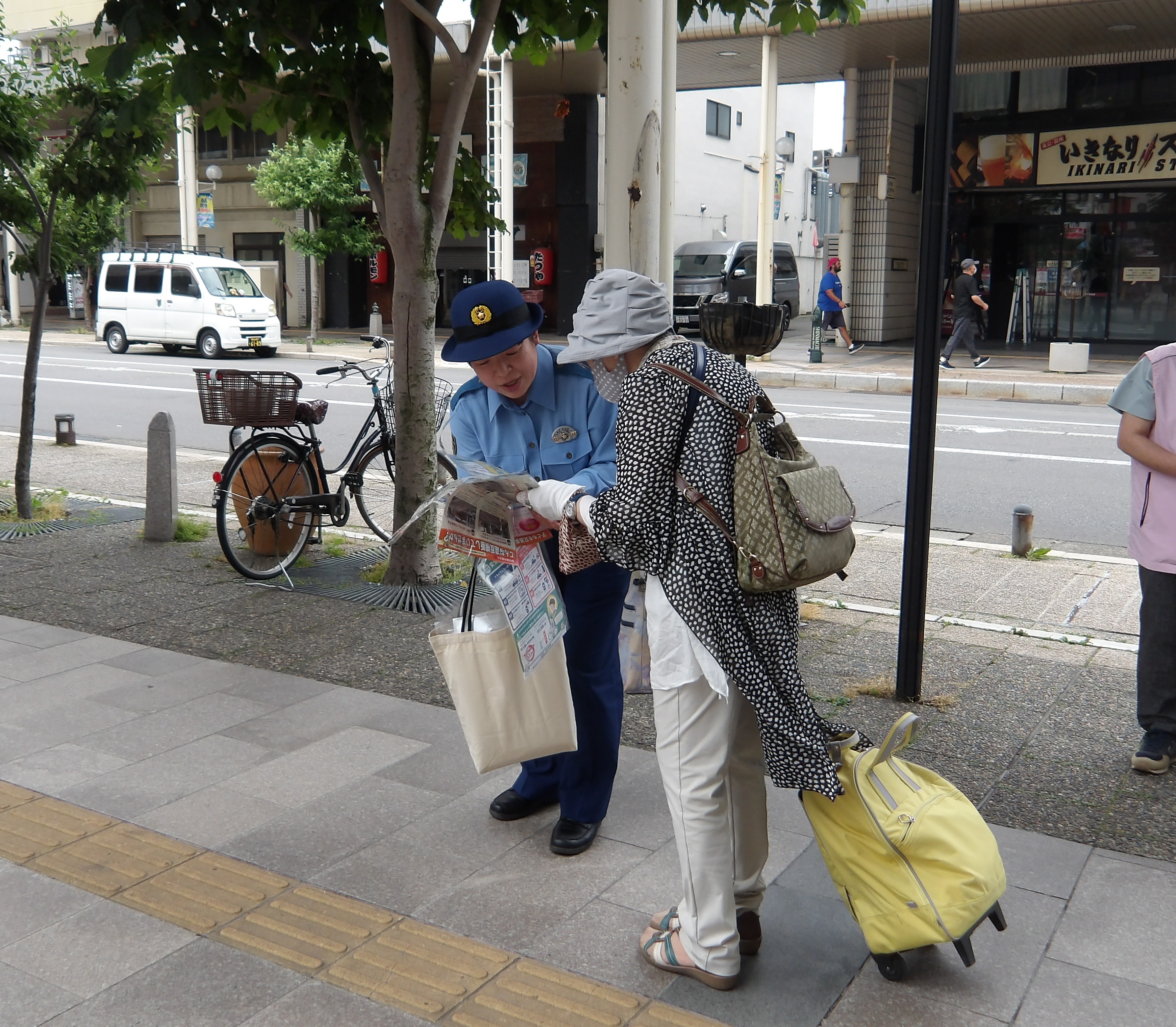 街頭広報の画像