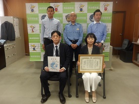 感謝状贈呈の記念写真の画像