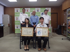 感謝状贈呈の記念写真の画像