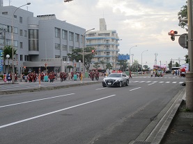 ねぶたコースを先行するパトカーの画像