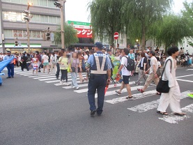 運行コースの雑踏警備の画像