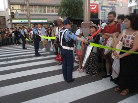 交差点の雑踏警備の画像
