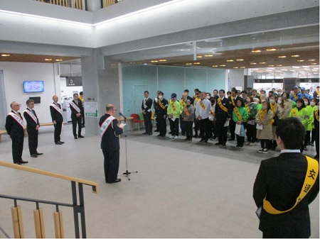五所川原市役所東側交差点における「春の全国交通安全運動早朝街頭活動」