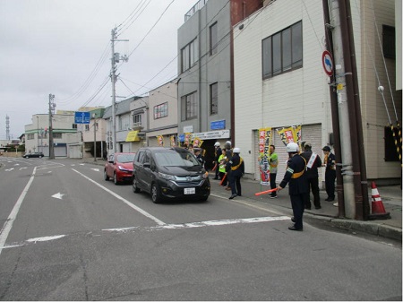 五所川原市役所東側交差点における「春の全国交通安全運動早朝街頭活動」